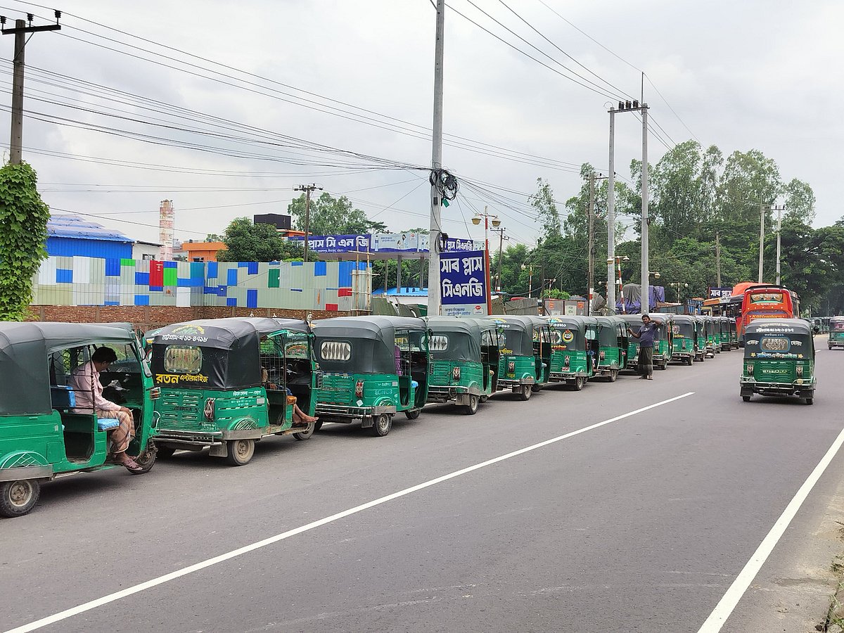 ঢাকা–চট্টগ্রাম মহাসড়কের সীতাকুণ্ডে সিএনজি গ্যাসের জন্য গাড়ির দীর্ঘ লাইন। আজ বেলা ১১ টার দিকে সীতাকুণ্ড পৌর সদরের ইকোপার্ক গেট এলাকায়